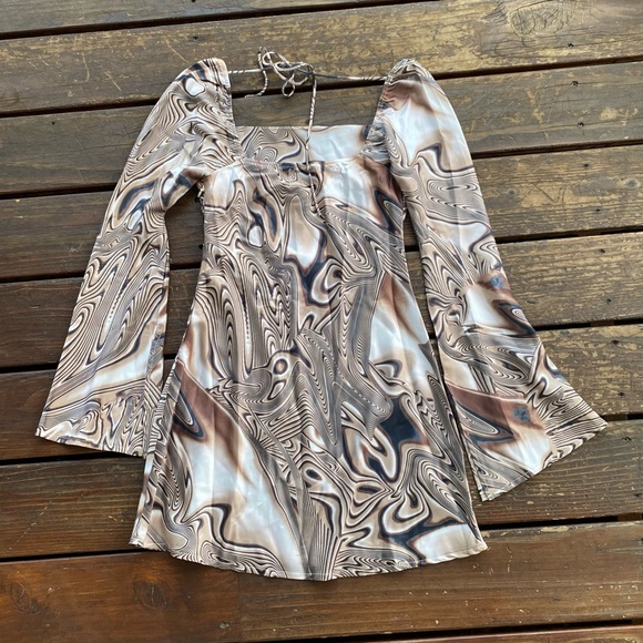 Princess Polly 70’s inspired flared sleeve mini dress - Picture 2 of 2